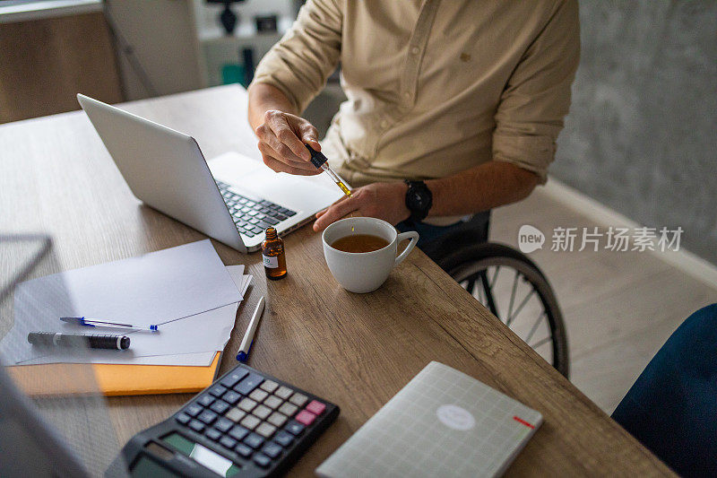 男子在茶中加入CBD油