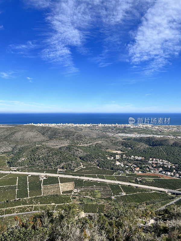 阳光明媚的日子里，西班牙瓦伦西亚的甘地亚风景