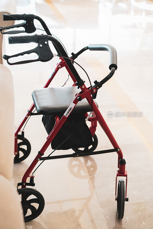 老年医疗轮滑4轮铝手刹在一个老年疗养院