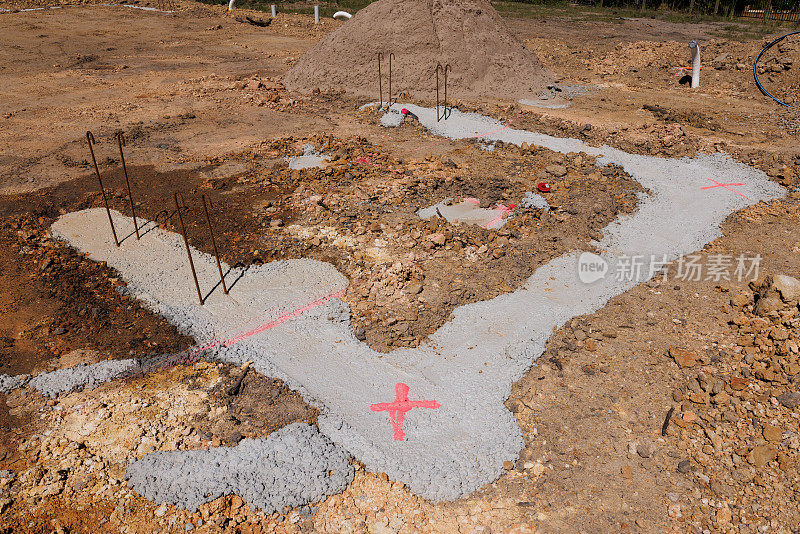 住房建设。带钢筋的混凝土基础。