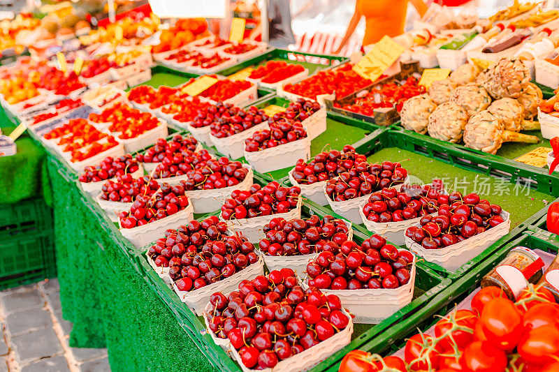 樱桃。夏日浆果。水果和蔬菜。食品市场