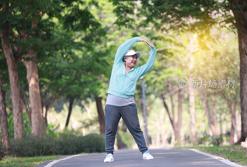 户外运动后在跑鞋上系鞋带，快乐、活跃、美丽的老年女性运动，有氧训练新项目。今天就开始你的健身之旅。