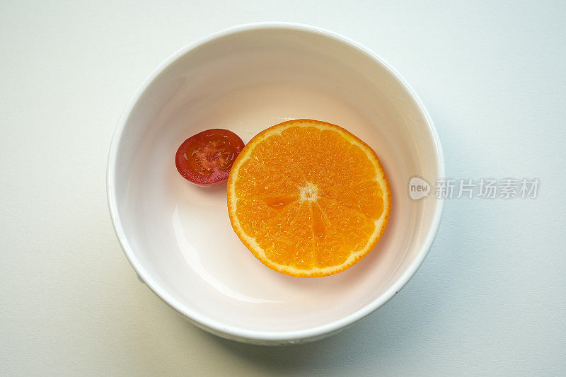 白色背景上的西红柿和橘子