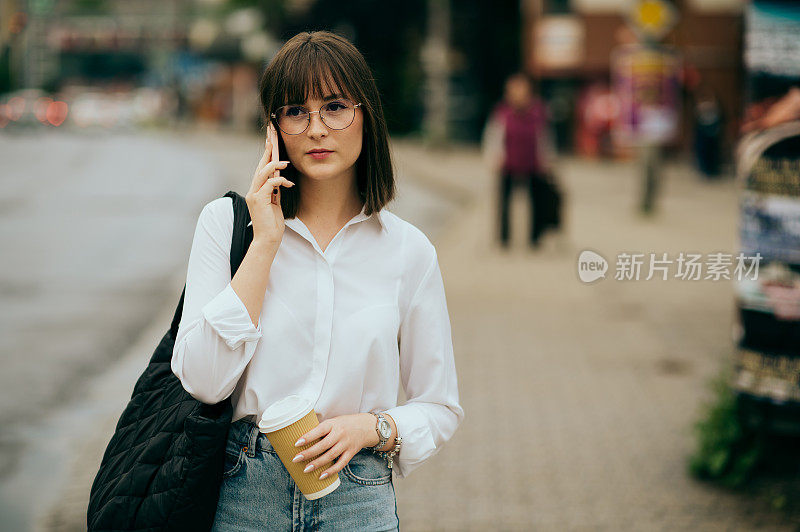 一个年轻女人去上班，在城市大街上