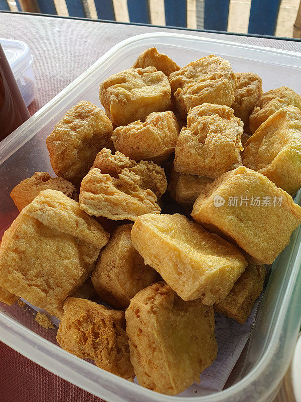 炸豆腐是一种由豆腐炸干制成的小吃或配菜。典型的亚洲、印尼、东南亚小吃。