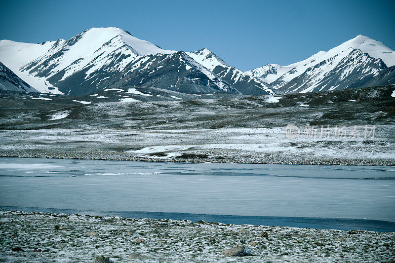 阿拉贝尔高原上白雪皑皑的山峰和融化的湖泊