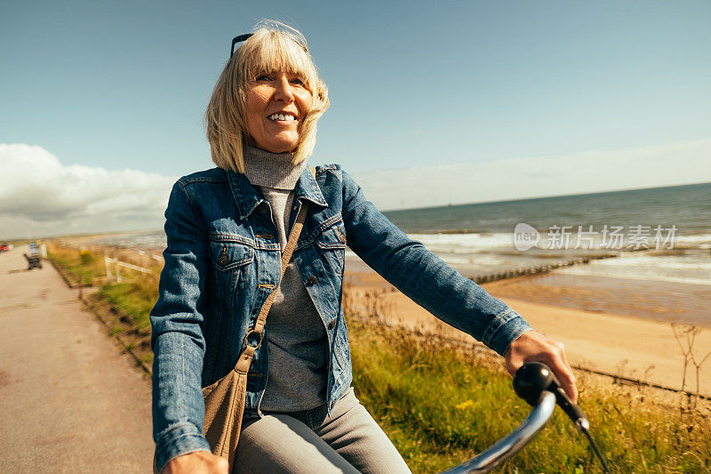 在苏格兰阿伯丁的海滩上骑自行车