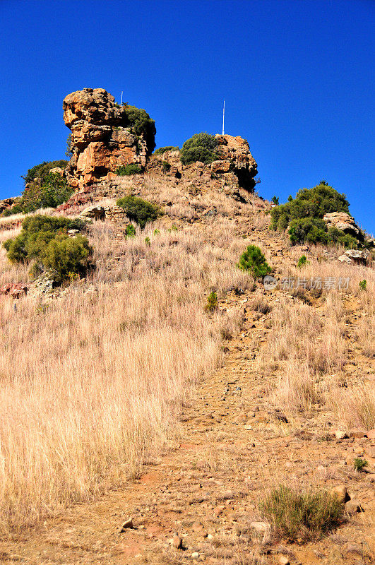 Thaba-Bosiu山从通向最高高原-莱索托的步道底部看到