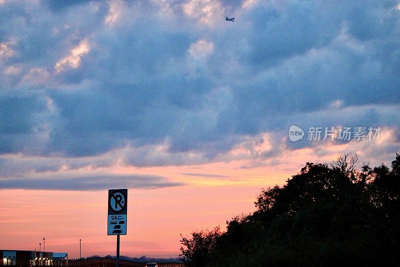 粉红色的天空俯瞰都柏林机场的地平线