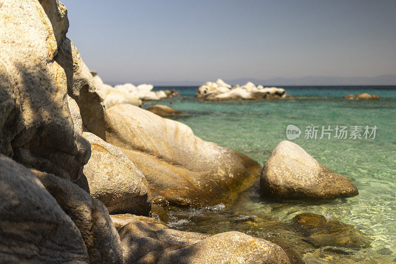 浅海中的岩石