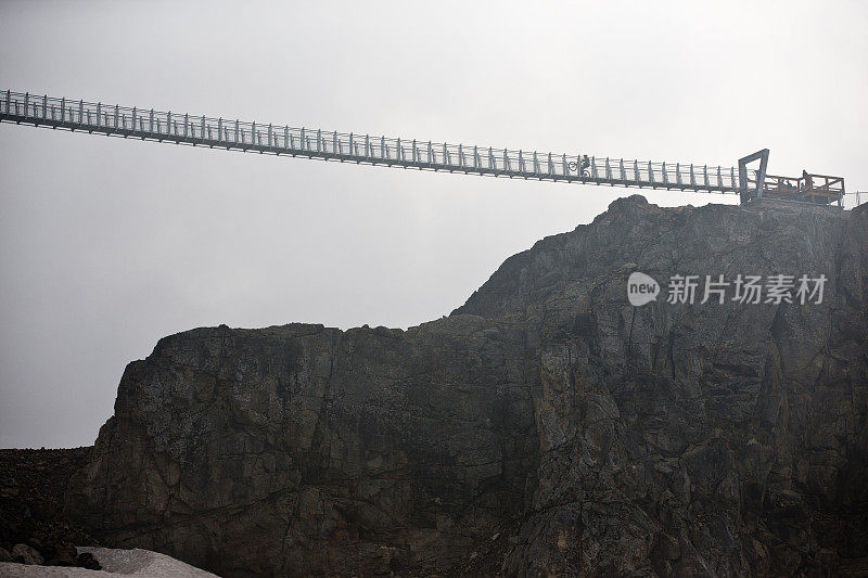 在惠斯勒云霄桥上骑山地自行车