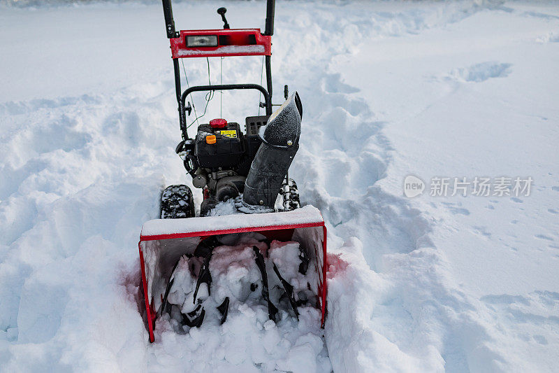 吹雪机站在厚厚的雪中