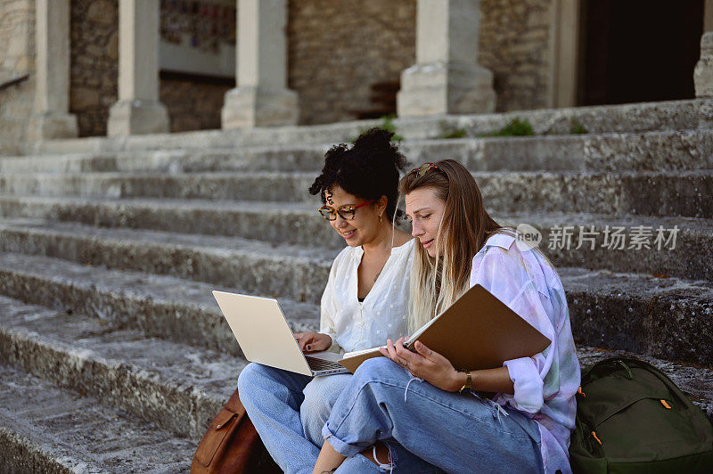 大学生上完课后走上台阶。