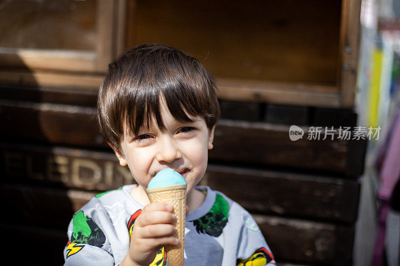 小男孩拿着冰淇淋蛋筒