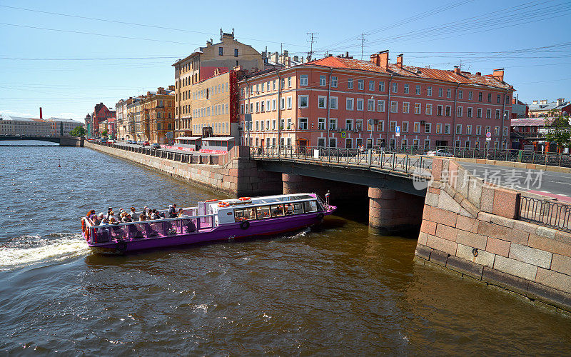城市景观的堤岸街道和格里博多夫运河休闲船和桥，圣彼得堡