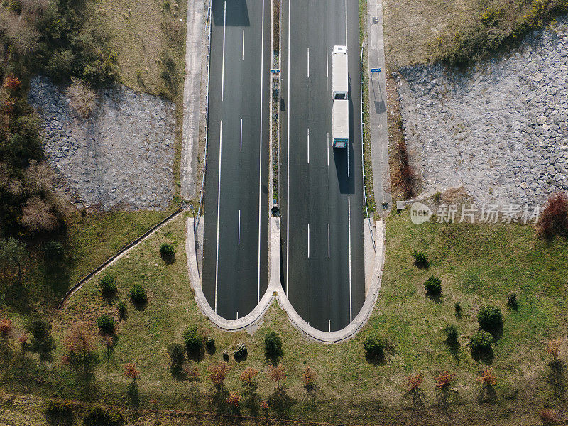 公路与卡车和隧道