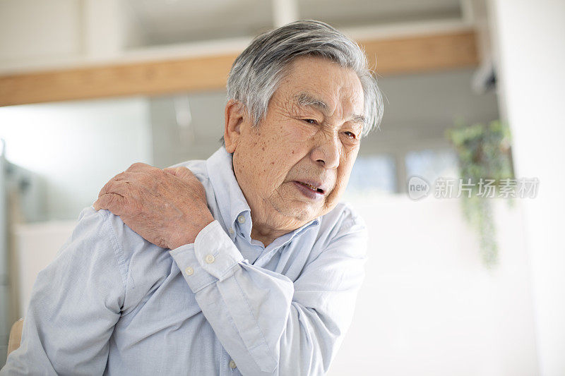 日本老年男子肩痛