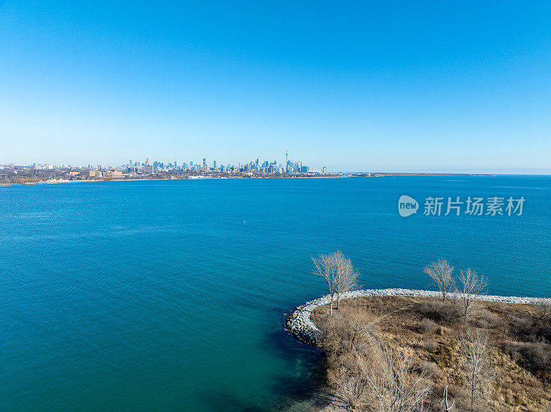 亨伯湾海岸的天际线从安大略湖的水域，多伦多，加拿大