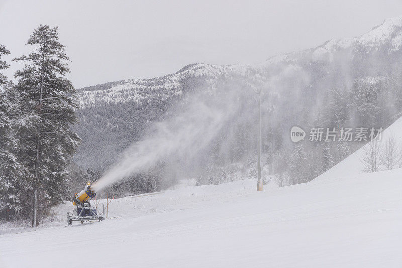 造雪机在滑雪山上造雪