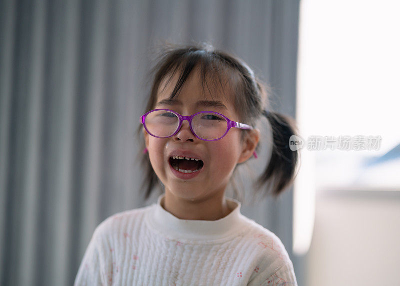 哭泣的中国女孩