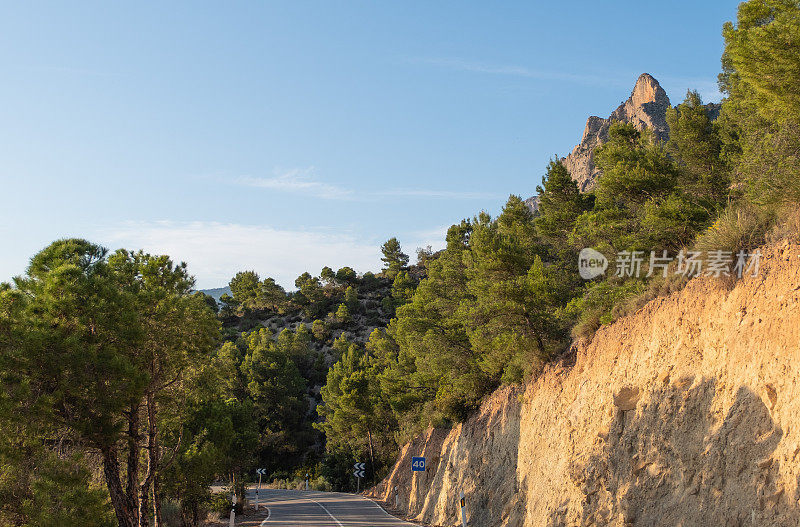 夏季景观与道路在山区阿利坎特地区西班牙在夏季，科迪勒拉。