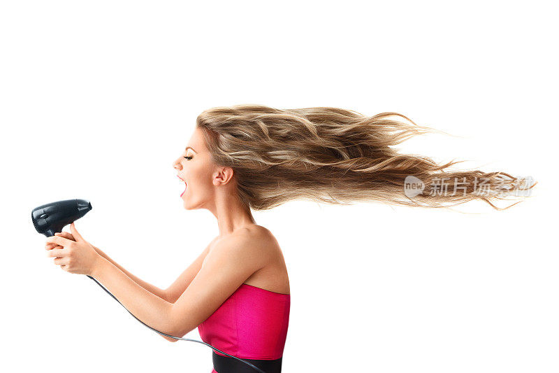 女人用电扇吹着长发