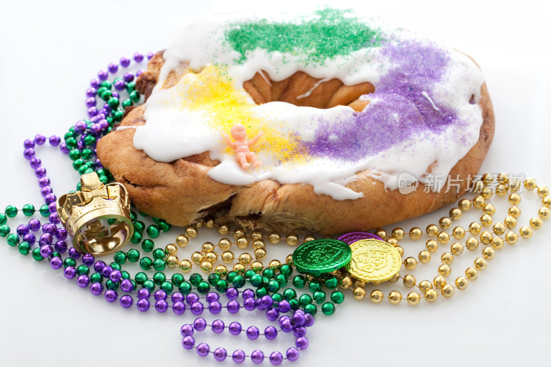 装饰着珠子的狂欢节国王蛋糕