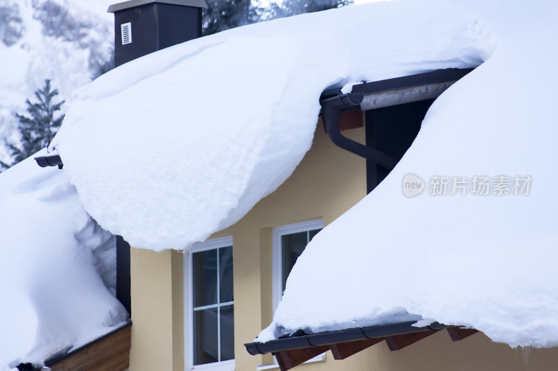 白雪覆盖的屋顶和窗户