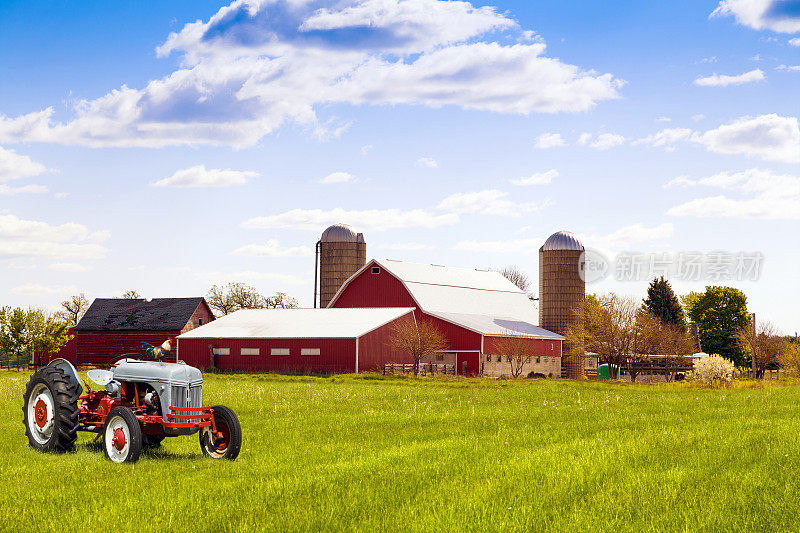 传统的美国红色农场与拖拉机