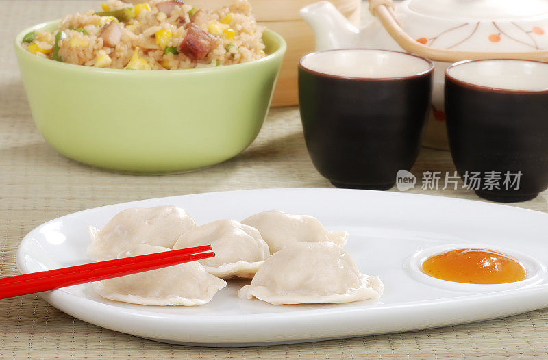 饺子与梅子酱和筷子