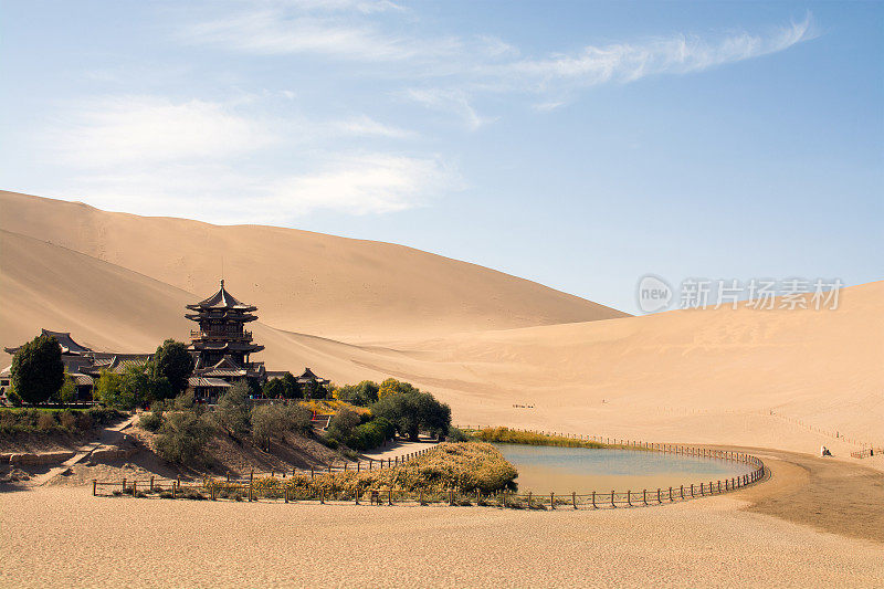 沙漠中的中国寺庙，明沙山，中国敦煌