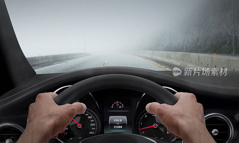在雾天开车。从驾驶员角度观看