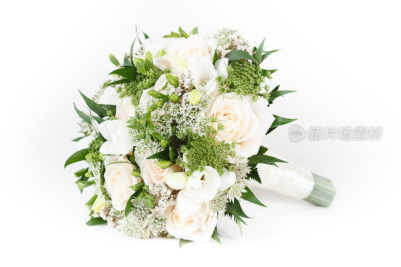 象牙和绿色的婚礼花束玫瑰和小苍兰花
