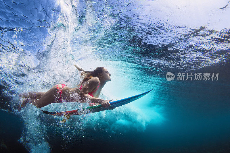 水下照片的女孩与板潜水下的海浪