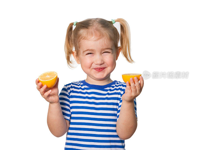 有趣的小女孩有柠檬