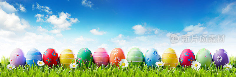 复活节旗帜-彩色彩蛋在草地上排