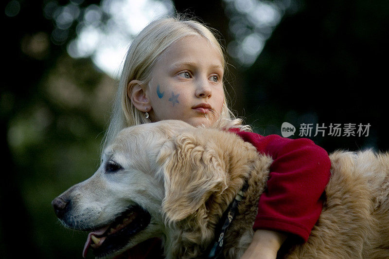 年轻女孩和她的狗