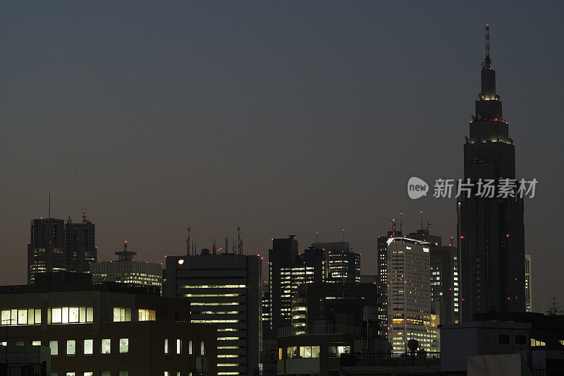 日本新宿夜晚的高层建筑