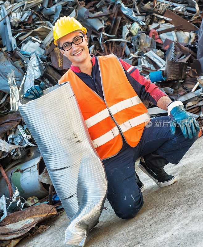 在金属垃圾填埋场微笑的工人