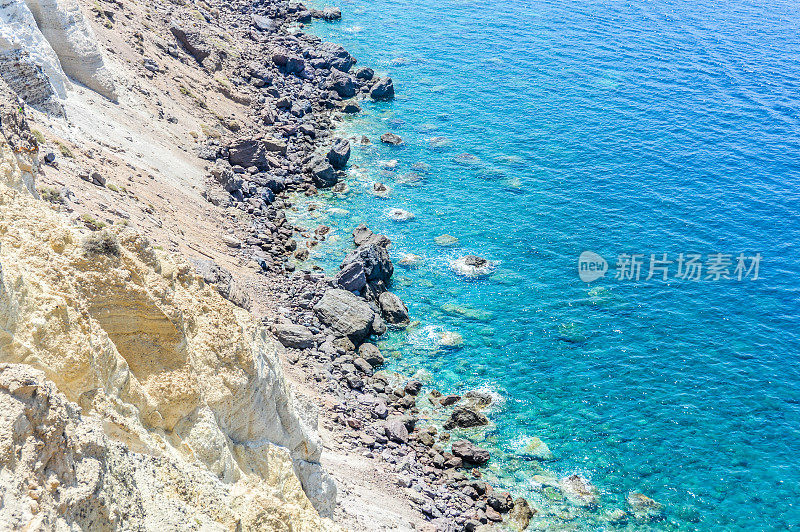 希腊圣托里尼岛美丽的岩石海岸和蔚蓝的海水