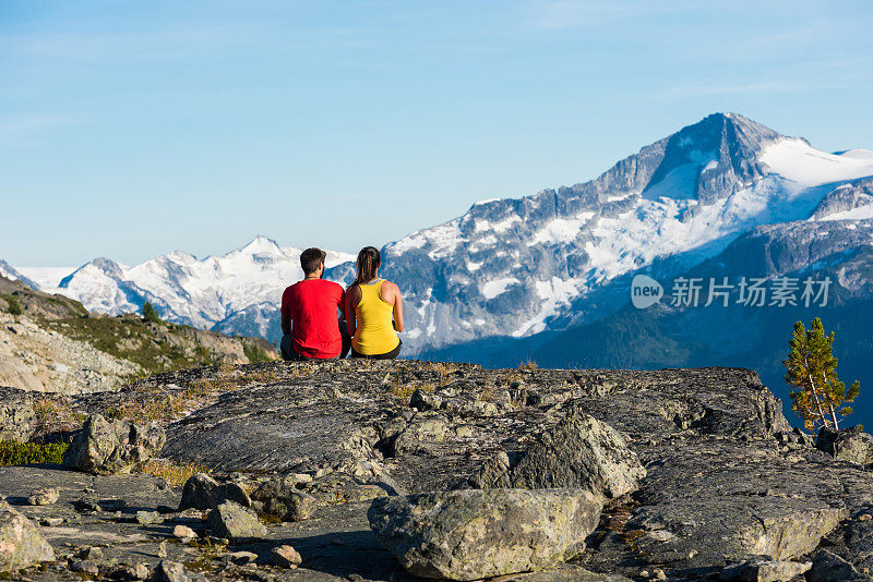 一对夫妇在山里徒步旅行