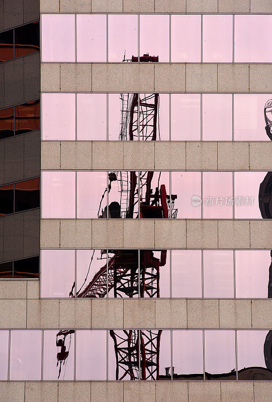 建筑起重机及其形象在办公楼窗户上的体现