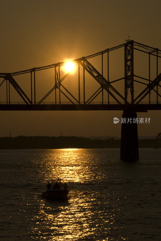 日落在桥和水上