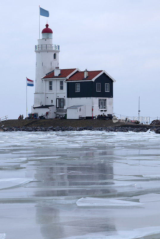 马肯灯塔周围结冰的海水