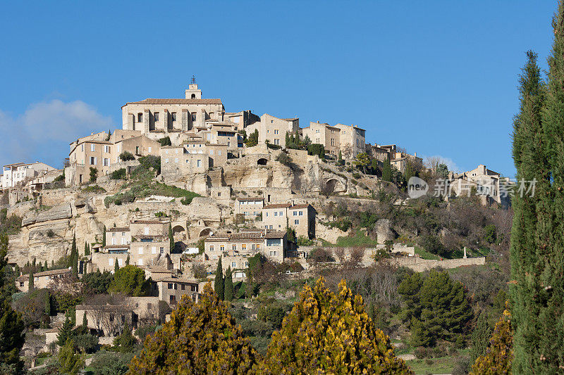 Gordes:风景如画的法国中世纪村庄，位于Vaucluse区