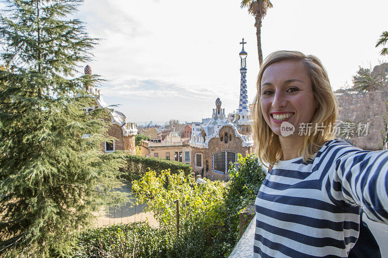 一名年轻女子在巴塞罗那自拍