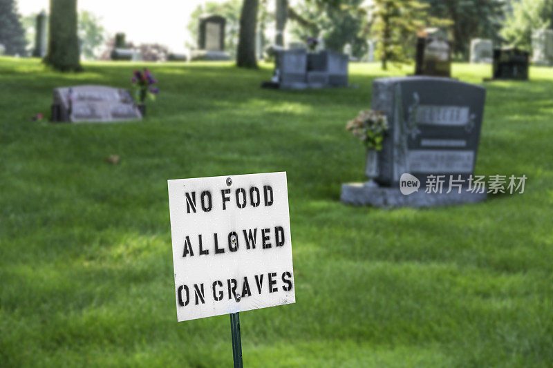 墓地的牌子上写着坟墓里不允许吃东西。