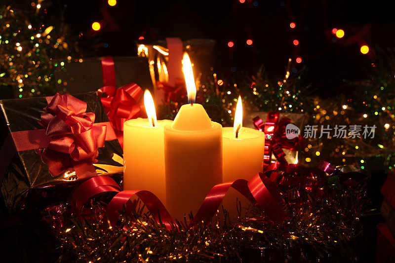 蜡烛火焰与圣诞灯