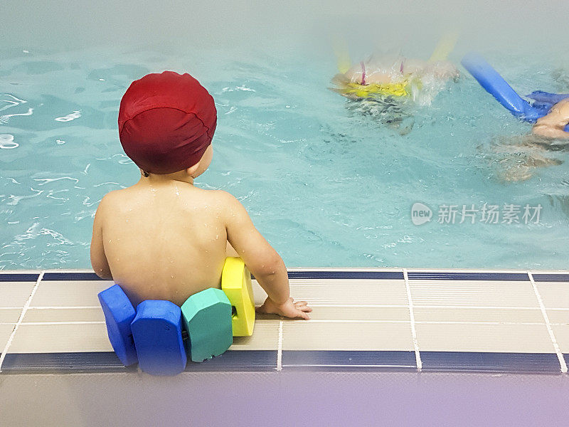 男孩正在上游泳课