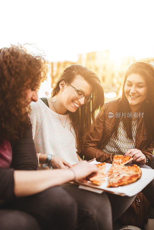 一群朋友在一起吃披萨